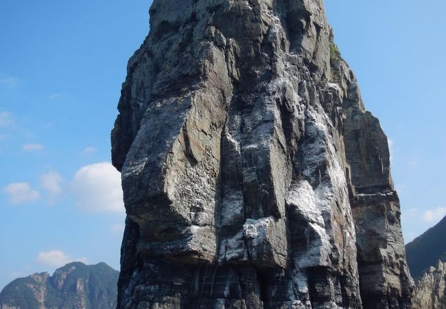 【陸から海から両方から見るべきです】2015年11月陸から海から見ました。超巨大な断崖絶壁の岩です。