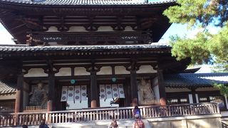 左右に金剛力士像