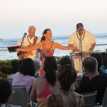 サンセットを背景にフラダンス