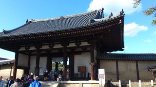 バスを降りるとすぐ