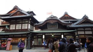 建物の立派さにビックリ！　風呂の狭さに仰天！？