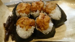 天然の竹の皮で包まれた天むす