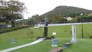 ペリー提督来航記念碑でございます