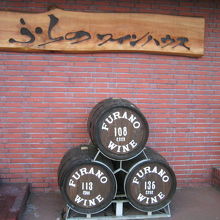 入口のワイン樽