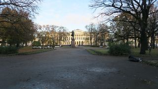 広場中央にプーシキンの像があります！