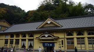 気持ちのいい岩風呂と内湯の組合せ