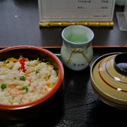 酢飯との相性よし、かにちらしが美味い