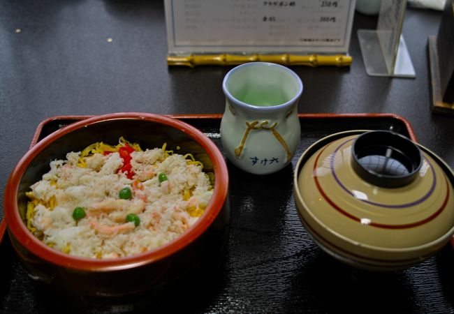 酢飯との相性よし、かにちらしが美味い