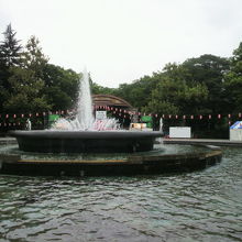 日比谷公園の大噴水の周辺に盆踊りの提灯が飾られています。