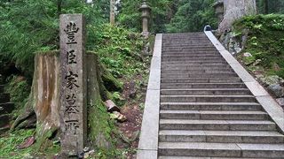 豊臣家墓所が有ります。これは、ここ、奥の院では、一番の大きさでは無いかと思うくらいの大きさで圧倒されます。