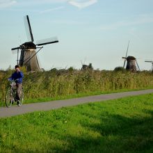 風車と自転車をこぐ地元の人