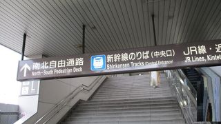 中には階段、エスカレーターがいっぱい。