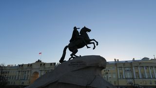 デカブリスト広場にあるピョートル大帝の騎馬像