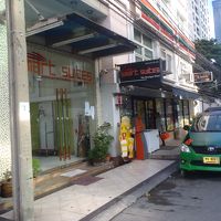 ホテル玄関はコンビニの左隣です。