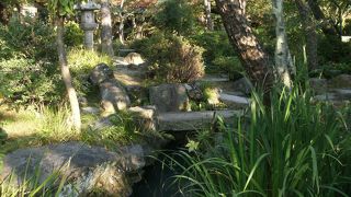 東屋で休憩もできる日本庭園