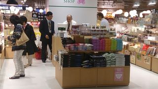 就航地のお菓子などがある