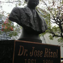 ホセ･リサール博士の像が、日比谷公園の南側に建てられています