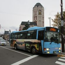 堺町通りを走る循環バス 