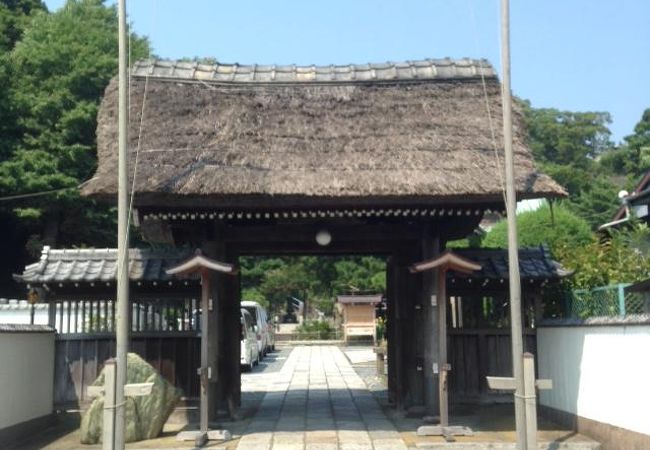 日蓮宗の寺院で、山号は六浦山です。