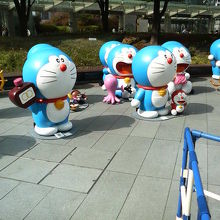 色々なひみつ道具を持ったドラえもんがいました。