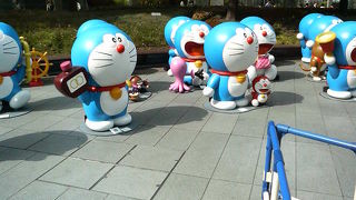 ドラえもんがずらっと並んでいました