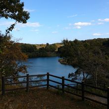 湖と架かるつり橋もあります