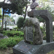 西側から見た胸像、博士への顕彰文、記念の碑文の様子です。