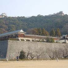 三の丸から、二の丸の高石垣、後方の本丸櫓群を見上げる