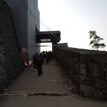 後方の戸なし門へ向かうのが天守への道です。
