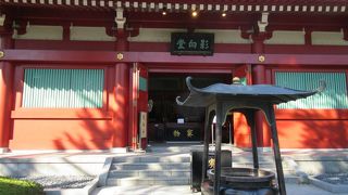 浅草寺を支えています