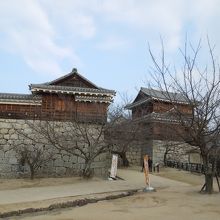 本丸最初の門を通過しても、正面から一斉射撃を受けます。