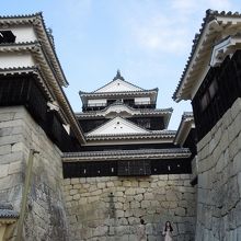 やっと天守櫓群にたどり着いても、さらなる侵入は不可能です。