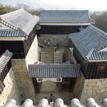 連続するトラップの数々、四方から射撃を受けます。