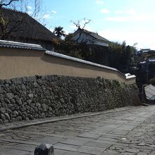 北台から見た酢屋の坂　左は大原邸の土塀