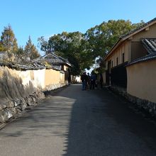 酢屋の坂を上ってきたところの武家屋敷風景