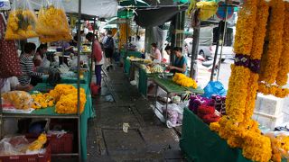 バンコクで最大のフラワーマーケット