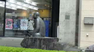 銅像があります