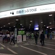 この駅、市営地下鉄と新幹線との接続が便利な駅で、屋外に出る事なく乗車ができるので、便利です。