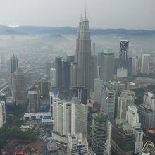 ツインタワーまで歩いて１５分〜２０分くらいで着けます。