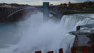 アメリカ側は自然豊かで静かな公園