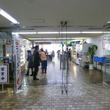 地下の食堂の入口、向こう側には日本庭園が・・・