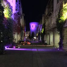 紫色のライトがハロウィンのムードを作り出しています