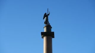 宮殿広場の中央に建つ記念碑