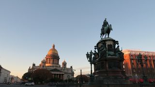 イサク広場の南にある騎馬像