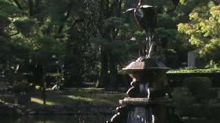 日比谷公園に雲形池という池があり、その雲形池の中に、鶴の噴水があります。