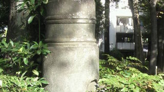 日比谷公園の鶴の噴水の北側に、京橋の欄干柱が置かれています。