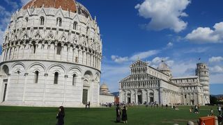 青空の下では一層映える広場