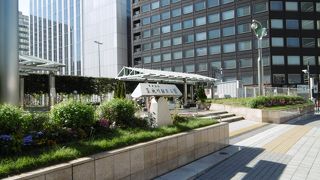 高層ビルが建ち並ぶ中