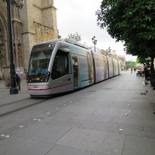 大聖堂の入口と市電(？)