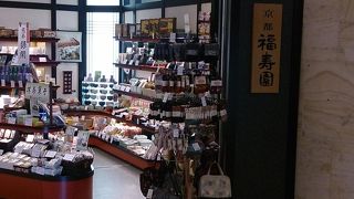 お茶以外にも関連グッズが売っている
